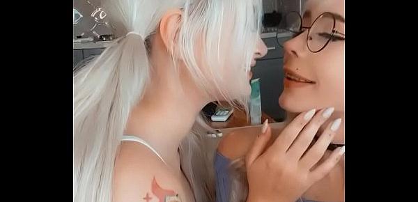  COSPLAY YOUNG GIRL SHOWS HER HOT BODY! - LEAH MEOW